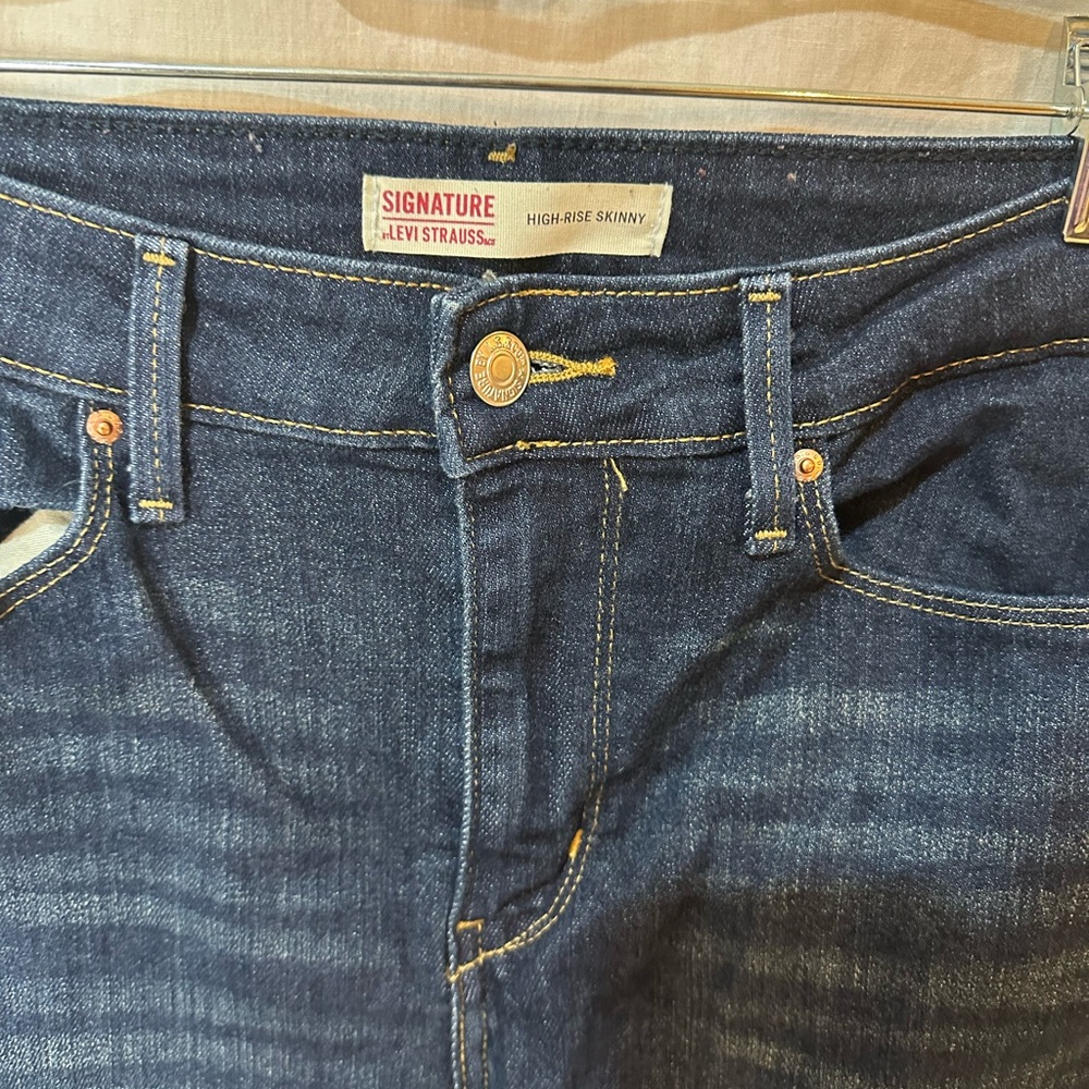 Women’s Levi’s Jeans - Picture 2 of 5